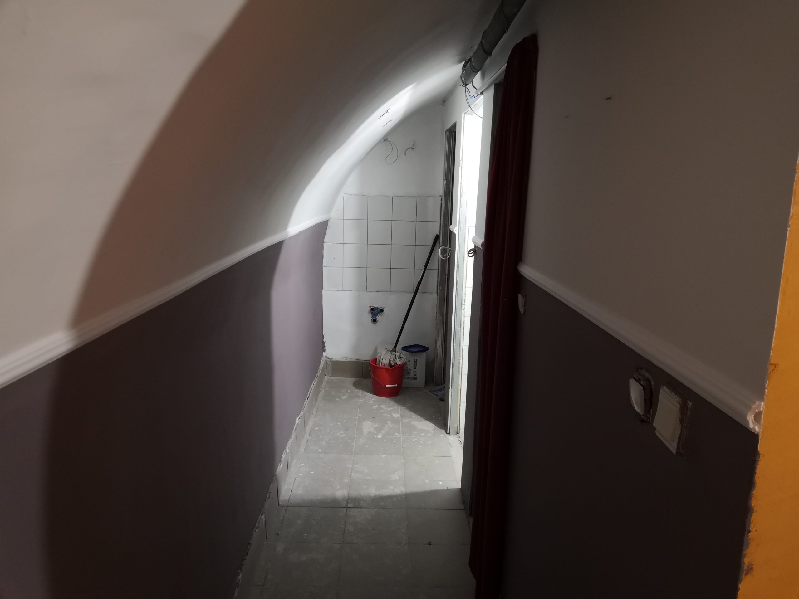 Folyosó a vizesblokkhoz szemben a zuhanyzó